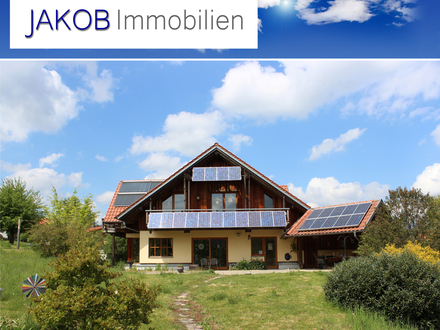 Großes Vollholzhaus mit nachhaltiger Technik in naturnaher Lage!