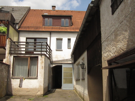 Stadthaus mit Nebengebäude – gesucht wird ein geschickter Handwerker!