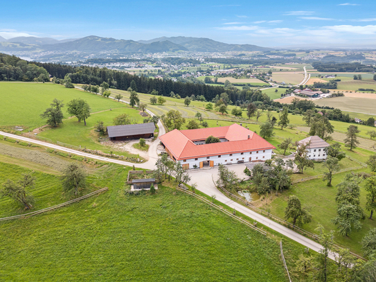 PANORAMABLICK ZUM VERLIEBEN! Traditioneller Vierkanthof in Premium-Alleinlage - Nähe Gmunden!