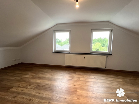 BERK Immobilien - frisch renoviert & toll geschnitten: DG-Wohnung in gepflegtem MFH