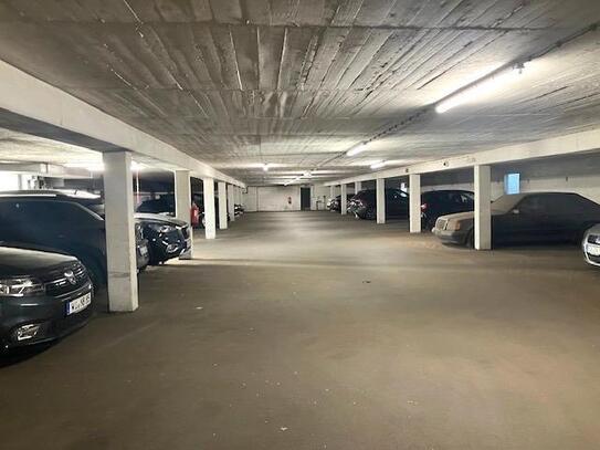 Großzügiger Tiefgaragenstellplatz im Aukamm