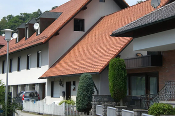 Wohnkomplex (Mehrfamilienhaus, Wohnhaus, Bungalow) mit Schreinerei, Lagerflächen u. Garagen