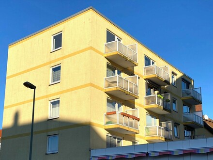 Renovierungsbedürftige 3 Zimmerwohnung mit Balkon und Tiefgaragenstellplatz!