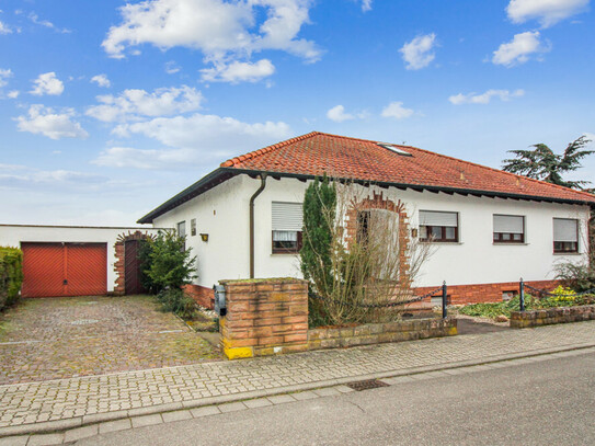 Großzügiges Wohnen auf einer Ebene. Massiv errichteter Bungalow in absolut ruhiger Feldrandlage. Sofort frei