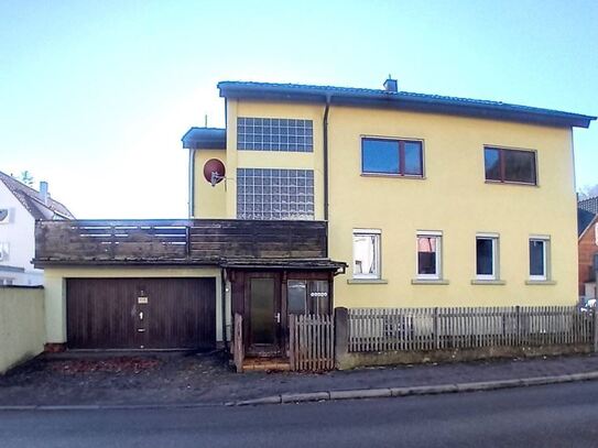 Ein- bis Zweifamilienhaus in der Stadtmitte mit Doppelgarage und Carport