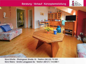 Pfiffige 2-Zimmer-Dachgeschoss-Wohnung mit sonniger Dachterrasse und Garage in ruhiger Hanglage