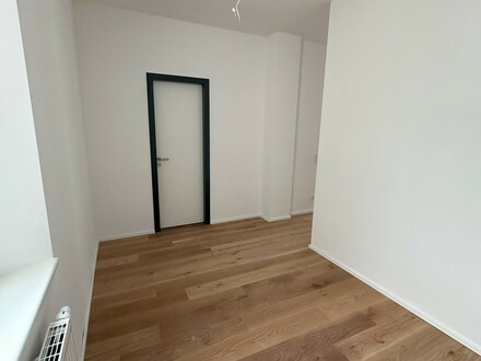 ERSTBEZUG: Geschmackvolle 3-Raum-Wohnung mit Balkon und Einbauküche in Amberg