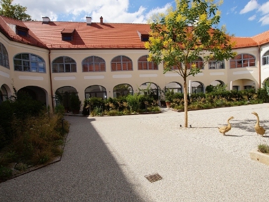 Möblierte 2,5 Zimmer-Wohnung im Schloss Geltolfing