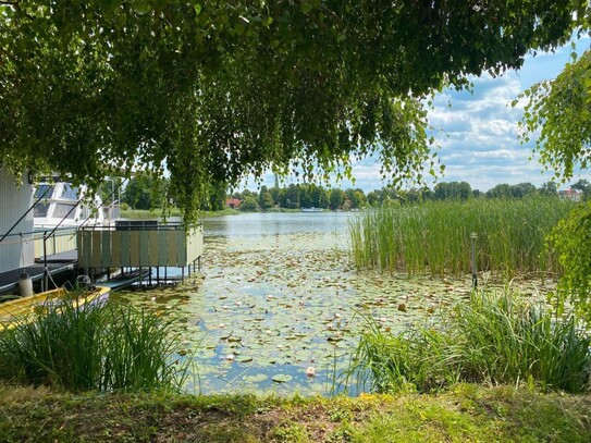 Frei stehendes Einfamilienhaus-Bungalow + Gartenhaus, Pool, eigenes Wassergrundstück mit Bootshaus und Steganlage