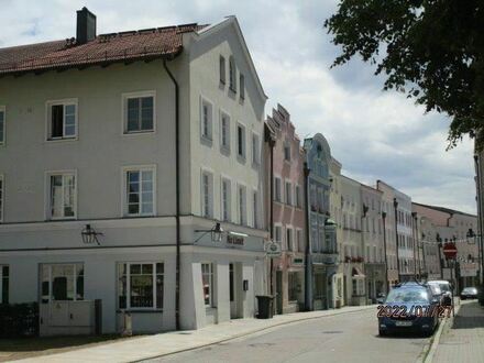*Rarität/Renovierungsbedürftig!: Denkmalgeschütztes Stadthaus in der Altstadt von Trostberg, komplett freigestellt*