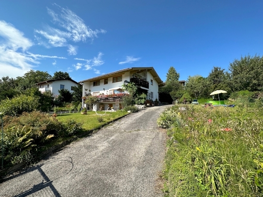 Stilles Zweifamilienhaus mit Gäste-Appartement nah an freier Landschaft mit tollem Bergblick