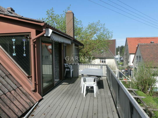 Schöne DG-Wohnung mit Sonnen-Terrasse + zusätzl. Büroräume im EG, Garage