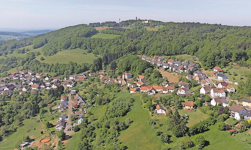 Oben der Potzberg-Gipfel, drumherum Wald: In Föckelberg könne man viel Natur erleben, sagt der Bürgermeister.