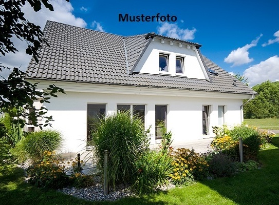 Einfamilienhaus mit Carport und Garage