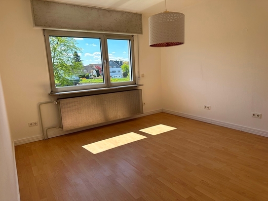 Seltenheit! 2 Zi- Whg im 2 FH! 1.OG mit Balkon + Wintergarten! neu gestrichen! Ab sofort frei!