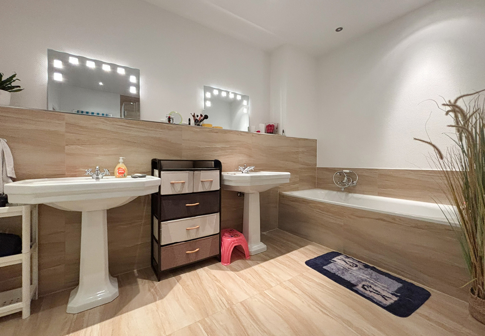 Stuckdecken, Wintergarten, Einbauküche - 3-Zimmer-Wohnung mit besonderer Ausstattung - Photo 4