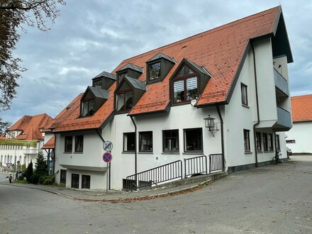 Großzügige, renovierte 3,5-Zimmer-Wohnung im Zentrum von Leutkirch - mit Balkon und Garage.