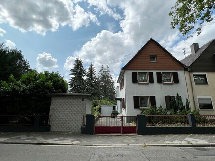 Geräumiges Einfamilienhaus mit großem Garten, Stellplätzen und Garage