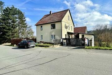 MEHRFAMILIENHAUS MIT GROßER SCHEUNE