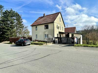 MEHRFAMILIENHAUS MIT GROßER SCHEUNE