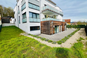 sonnige Terrasse und eigener Garten