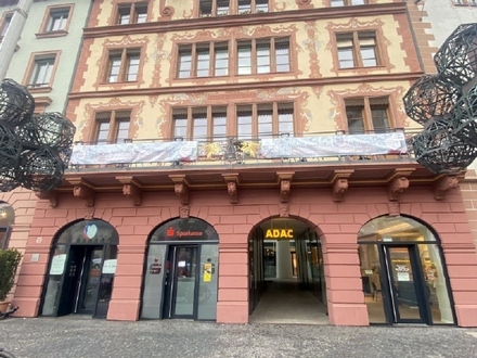 Kleiner Eckladen in den historischen Markthäusern, äußerst prominent am Marktplatz gelegen.