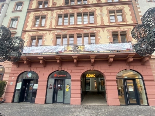 Kleiner Eckladen in den historischen Markthäusern, äußerst prominent am Marktplatz gelegen.