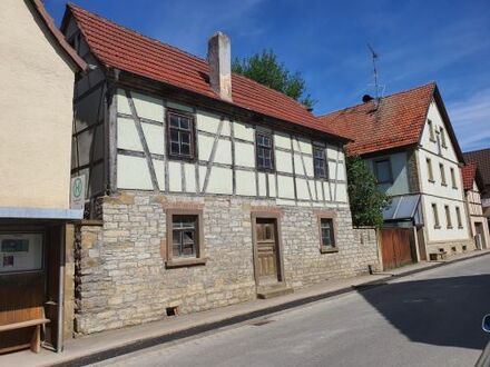 Einfamilienhaus mit bezauberndem Charme, weiteres kl. Einfamilienhaus, Innenhof, Scheune, Garten und Garagen in 97535 W…
