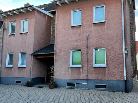 Gepflegtes und liebevoll gestaltetes 1-2-Familienhaus mit Doppelgarage in Wolsdorf
