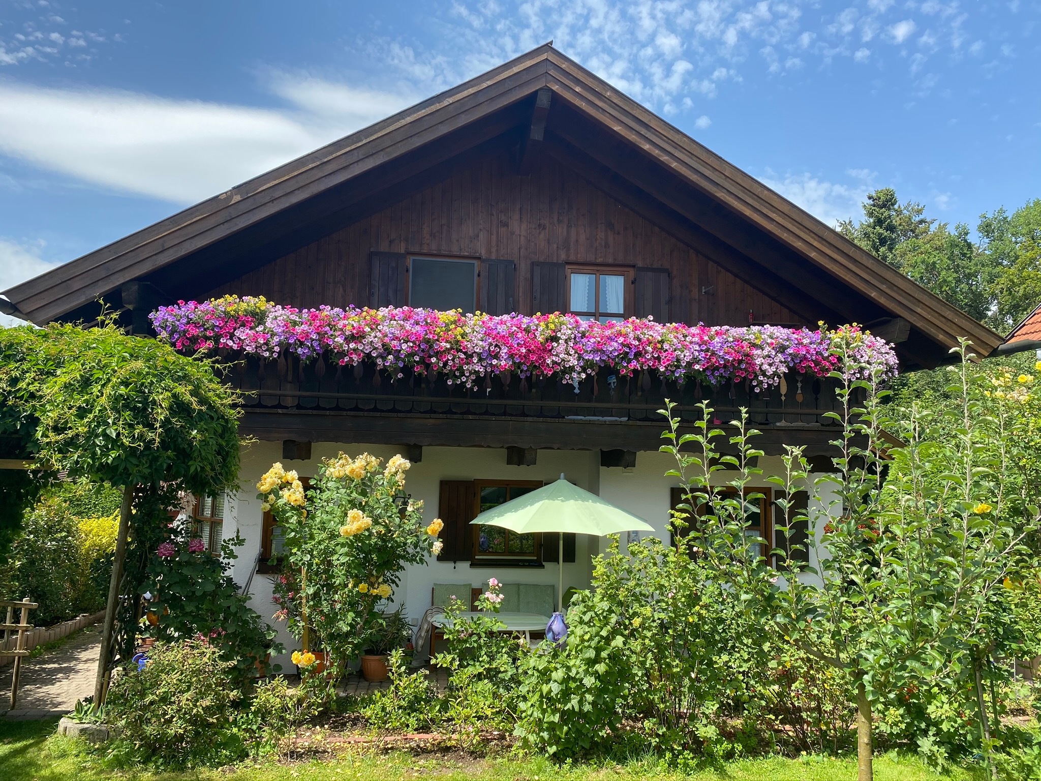                                                               Ein ganzes Haus zum Verlieben Sch&ouml;ner WOHNEN &ndash; 5 Gehminuten zur S-Bahnstation                                                       in Feldafing (Starnberg)