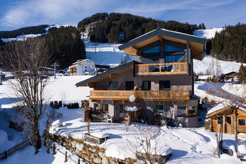 Ski In/Ski Out: Doppelhaus in sonniger Ruhelage mit touristischer Widmung im Skigebiet Kitzbühel