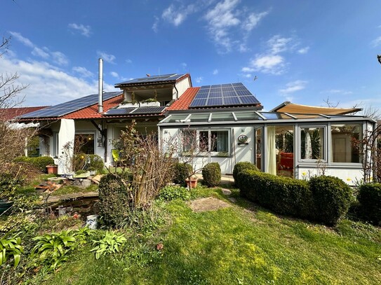 REIZVOLLES EIN-/ZWEIFAMILIENHAUS MIT WINTERGARTEN, PV-ANLAGE UND GARAGE