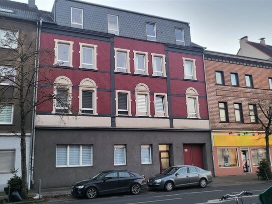 Attraktives Mehrfamilienhaus – 8 Wohneinheiten, Lagerhalle und Garagen *Ideal für Investoren*