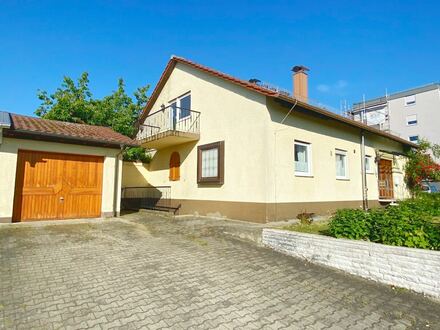 großzügiges, freistehendes Zweifamilienhaus mit großem Gartengrundstück