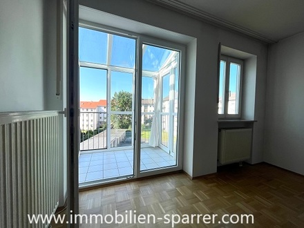 HIER STIMMEN SCHNITT UND LAGE! 4-ZIMMER-WOHNUNG MIT WINTERGARTEN AM REHBÜHL IN WEIDEN
