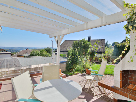 Reihenendhaus in Split-Level-Bauweise mit tollem Ausblick, Garten und Garage