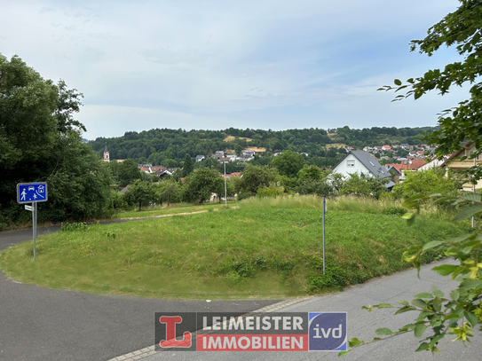 FAST ALLEINLAGE MIT FERNBLICK - EBENES GRUNDSTÜCK IN SCHIMBORN