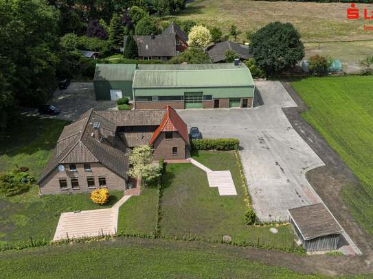 Charmantes Wohnhaus mit Halle auf großem Grundstück