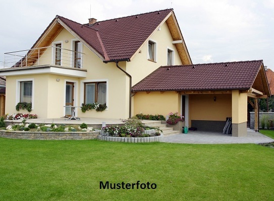 Einfamilien-Doppelhaushälfte mit Carport und Poolanlage