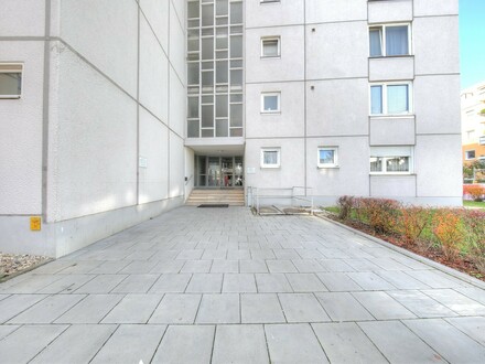 Apartment in M.-Milbertshofen - mit Balkon - sanierungsbedürftig - zum Selbstbezug
