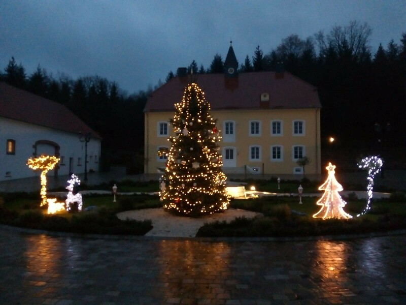 Gut Königsbruch mit dem gelb getünchten Herrenhaus und den weißen Nebengebäuden im Weihnachtsglanz.