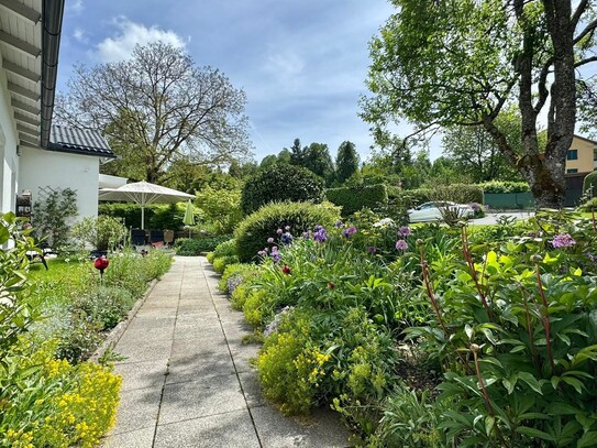 Velden am Wörthersee: Bungalow (teilunterkellert) in sonniger Lage mit herrlichem Garten