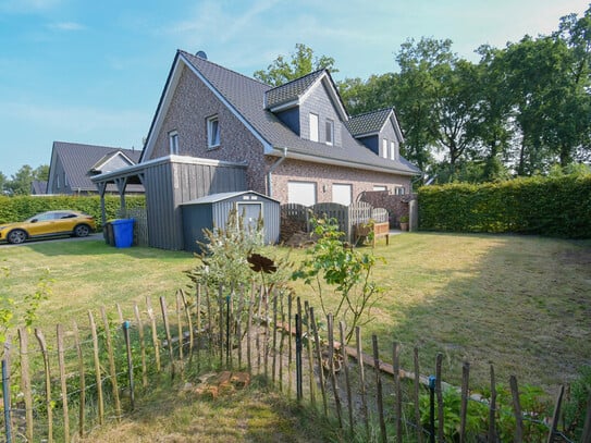 6467 - Für Selbstnutzung oder als Kapitalanlage: Bezugsfreie Doppelhaushälfte mit Garten und Carport