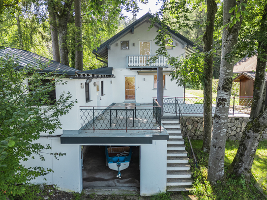 Rarität: Ihr Feriendomizil am Wallersee - Badehaus mit Bootsgarage und direktem Seezugang