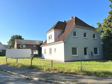 PURNHAGEN-IMMOBILIEN - Zweifamilienhaus mit großer Lagerhalle und Garagen in ruhiger Lage von Grohn