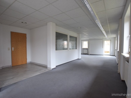 84m² Büro-/Praxisräume, ebenerdig gelegen mit Stellplätzen und Keller