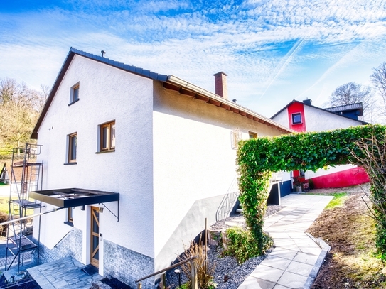 ERSTBEZUG NACH SANIERUNG Schöne, sanierte Eigentumswohnung mit Terrasse, Balkon und Grünfläche