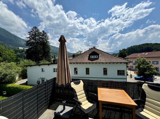 Lichtdurchflutete, behindertengerechte 2-Zi.-ETW mit großem Bergblickbalkon, Lift und Carport