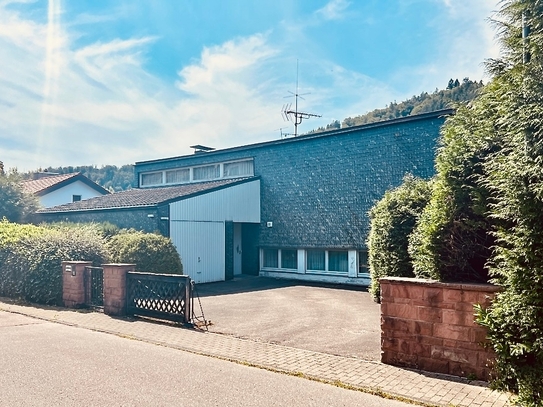 Freistehendes Architektenhaus mit Einliegerwohnung und besonderer Raumaufteilung in Neckargemünd.