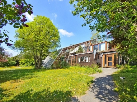 Architektenhaus mit Atelier! Großzügiges Wohnen in bevorzugter Aussichtslage